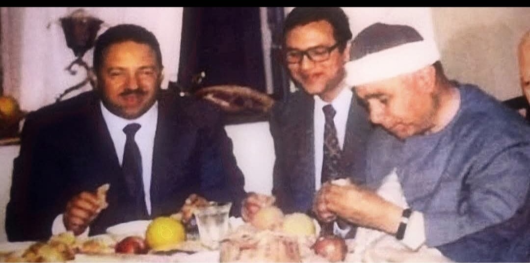 سلطان القراء مصطفى إسماعيل وبجواره د.نعينع في شبابه