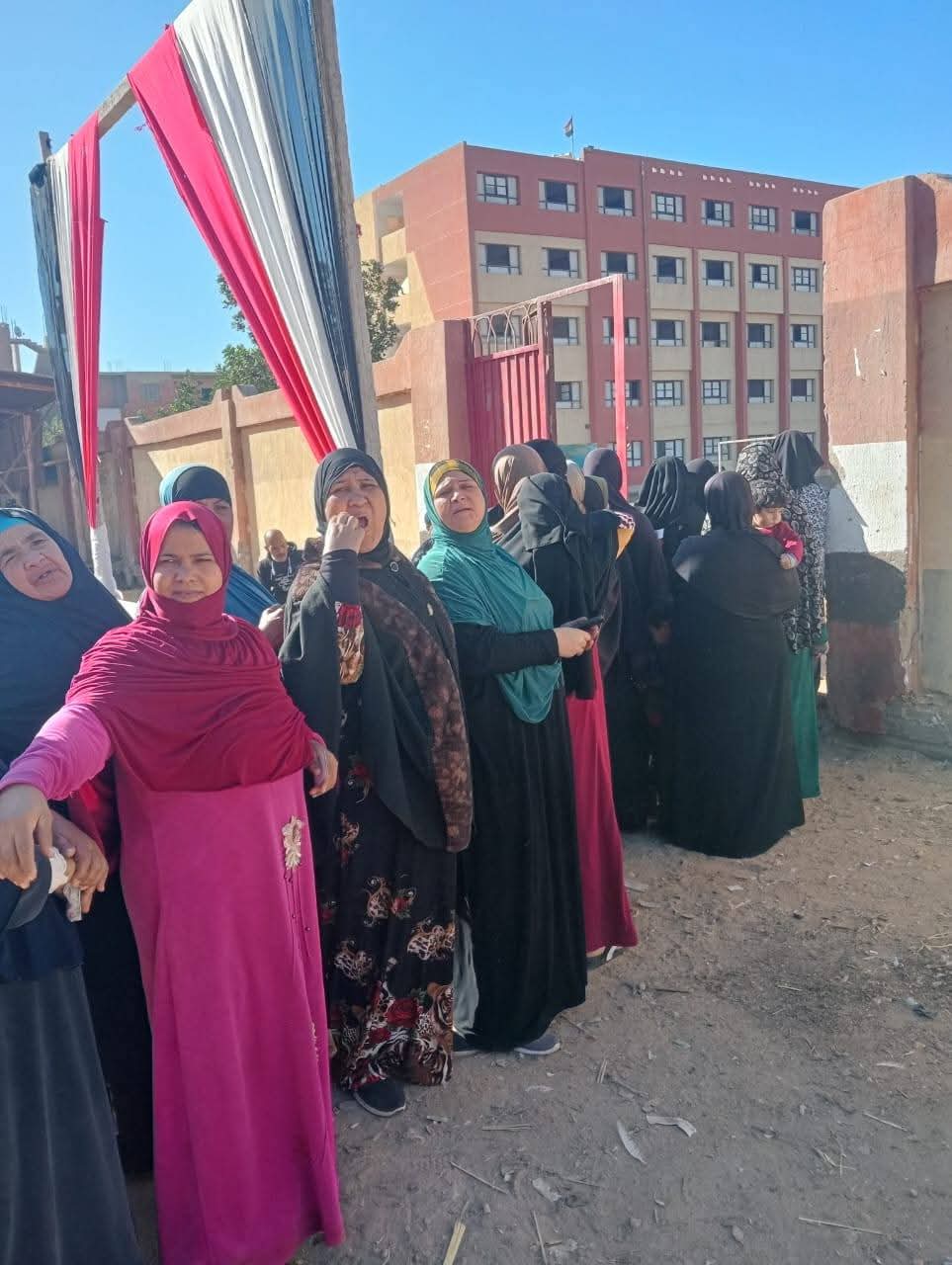 توافد الناخبين على اللجان الإنتخابية بجولة الإعادة بالدائرة الأولى والرابعة با