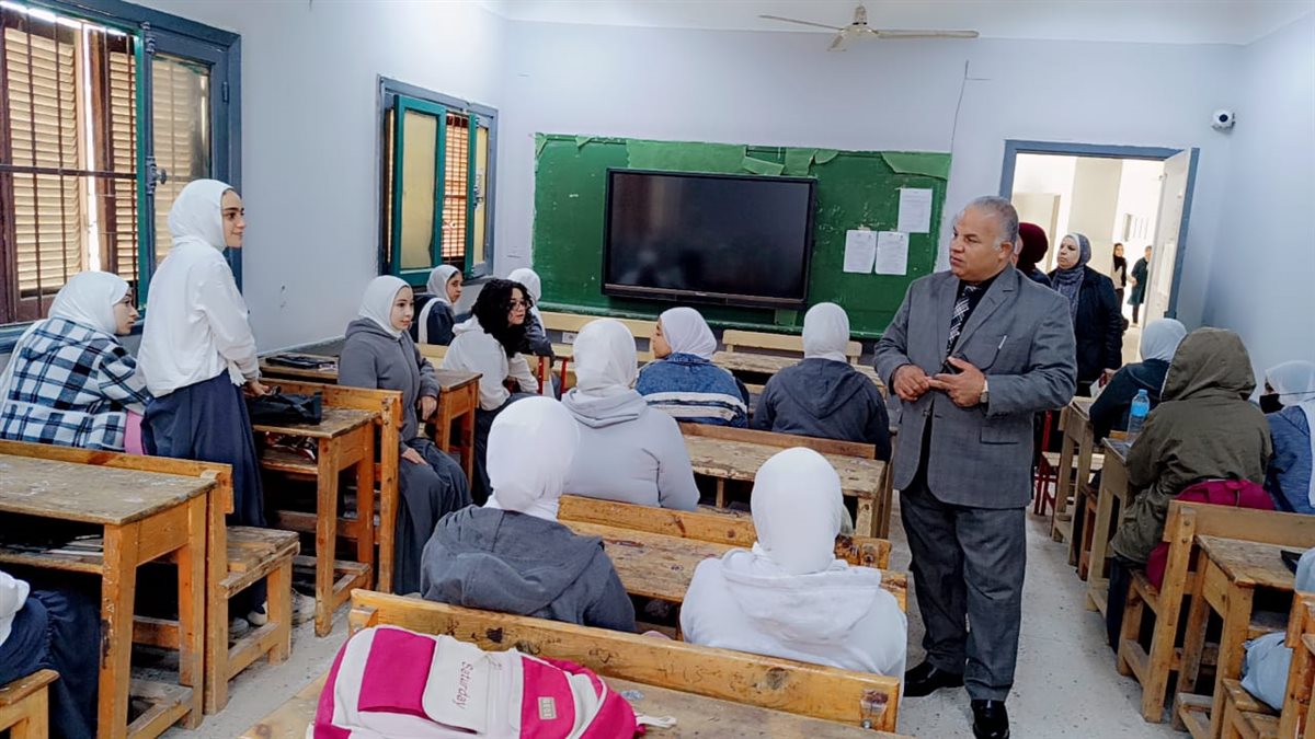 قبيصي: يتابع مدرسة الفيوم الثانوية للبنات ويشيد بانضباط وانتظام العملية التعليمية بالمدرسة