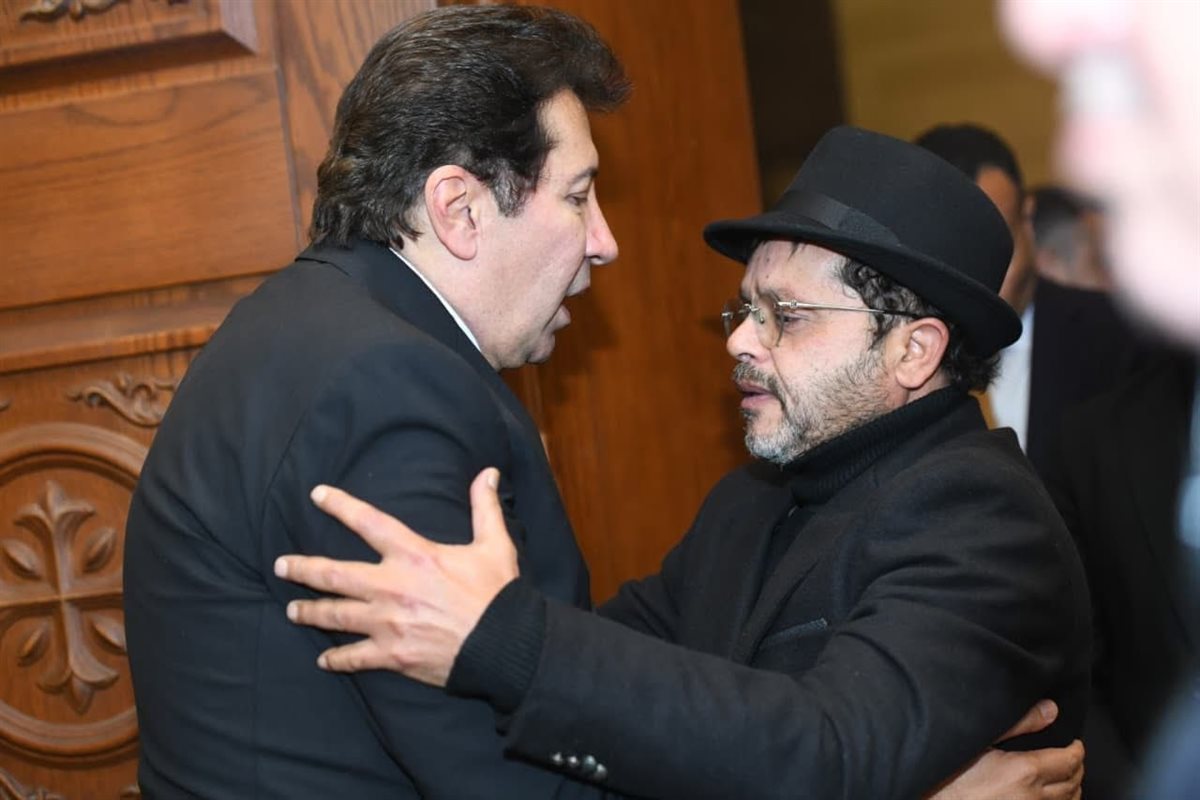 نجوم الفن في عزاء والدة الفنان هاني رمزي