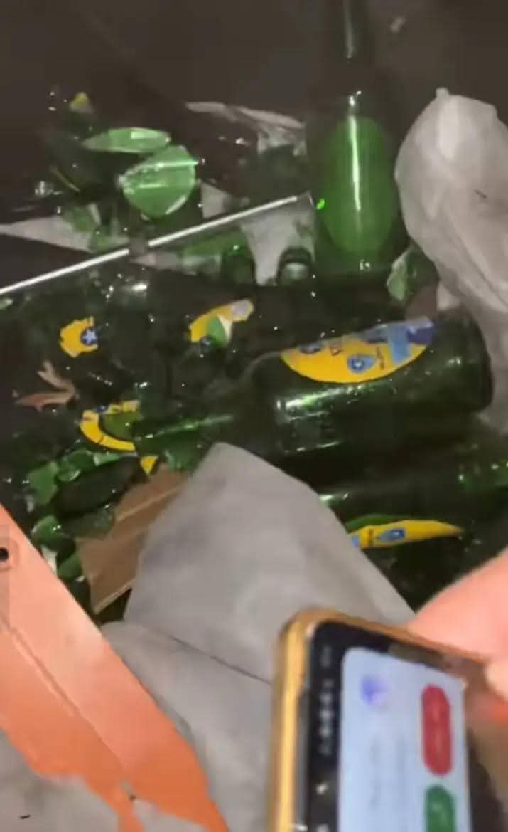 الخمور المضبوطة داخل السيارة المتسببة فى الحادث&nbsp;