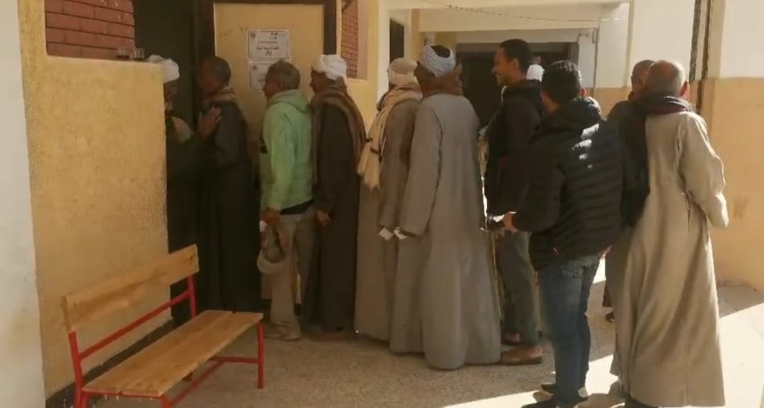 إقبال من كبار السن على لجنة مدرسة العزيزية بجولة الإعادة بالدائرة الثالثة