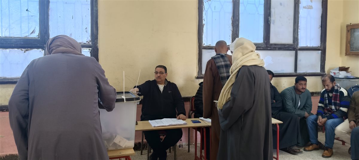 إقبال من كبار السن على لجنة مدرسة العزيزية بجولة الإعادة بالدائرة الثالثة