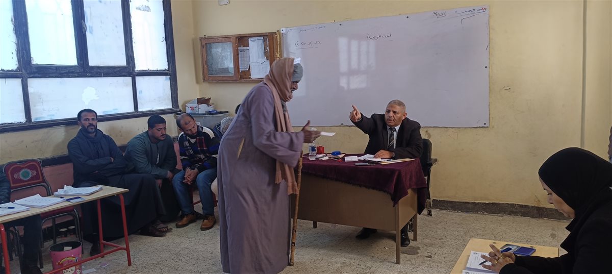 إقبال من كبار السن على لجنة مدرسة العزيزية بجولة الإعادة بالدائرة الثالثة
