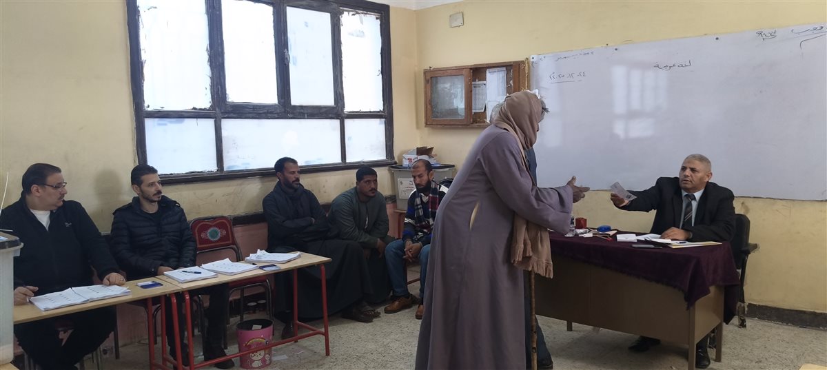إقبال من كبار السن على لجنة مدرسة العزيزية بجولة الإعادة بالدائرة الثالثة