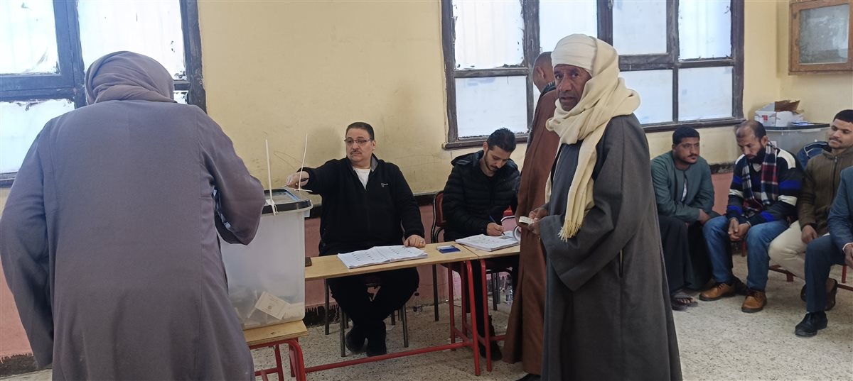 إقبال من كبار السن على لجنة مدرسة العزيزية بجولة الإعادة بالدائرة الثالثة