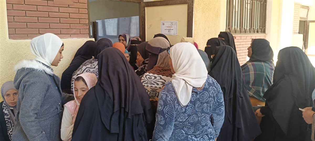 إقبال كبير من السيدات على لجنة مدرسة العزيزية بجولة الإعادة بالدائرة الثالثة بالفيوم&nbsp;