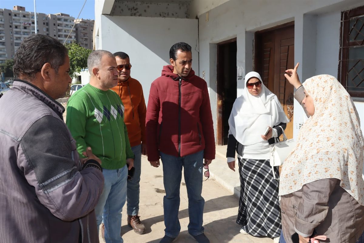في جولة مفاجئة رئيس مياه الفيوم يلتقي العاملين بالمشروعات والتنفيذ الذاتي والكهرباء وإدارة السيارات والأمن