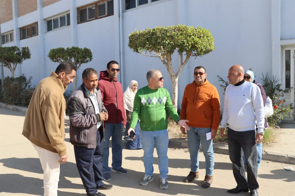 في جولة مفاجئة رئيس مياه الفيوم يلتقي العاملين بالمشروعات والتنفيذ الذاتي والكهرباء وإدارة السيارات والأمن