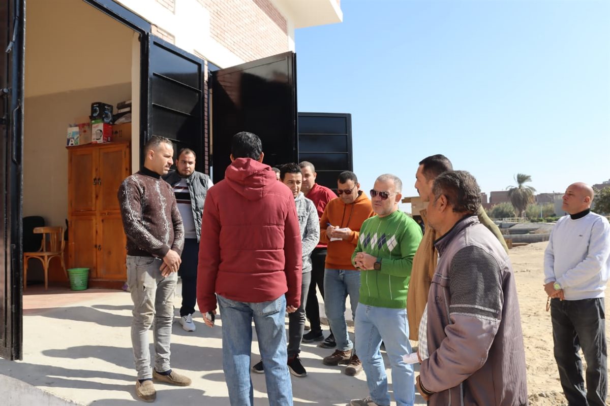 في جولة مفاجئة رئيس مياه الفيوم يلتقي العاملين بالمشروعات والتنفيذ الذاتي والكهرباء وإدارة السيارات والأمن