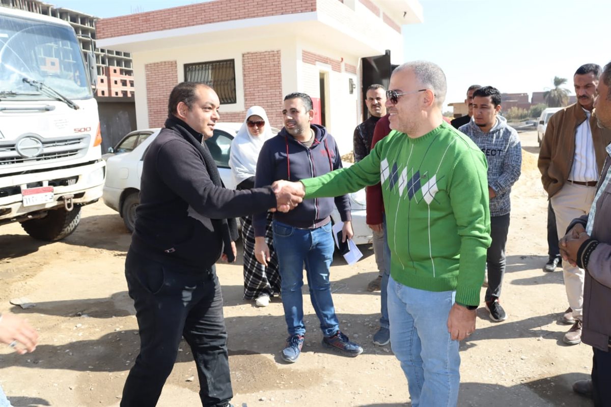 في جولة مفاجئة رئيس مياه الفيوم يلتقي العاملين بالمشروعات والتنفيذ الذاتي والكهرباء وإدارة السيارات والأمن