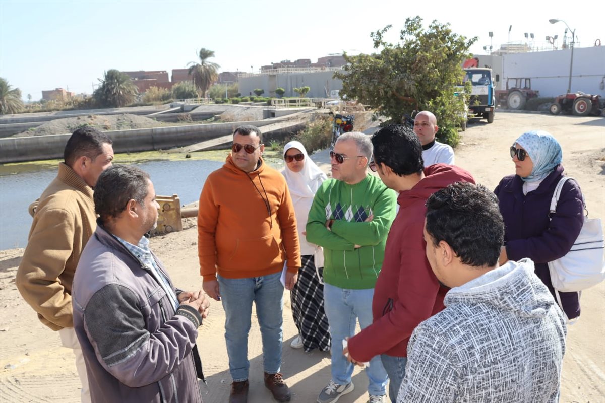 في جولة مفاجئة رئيس مياه الفيوم يلتقي العاملين بالمشروعات والتنفيذ الذاتي والكهرباء وإدارة السيارات والأمن