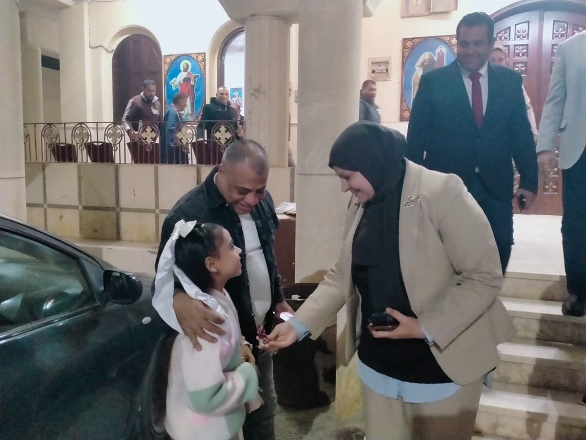 رئيس مركزابشواى تقدم التهنئة للإخوة الأقباط بعيد الميلاد المجيد خلال زيارتها لكافة كنائس المركز