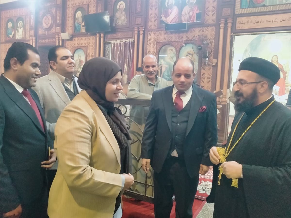 رئيس مركزابشواى تقدم التهنئة للإخوة الأقباط بعيد الميلاد المجيد خلال زيارتها لكافة كنائس المركز