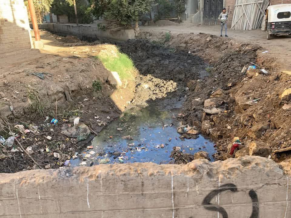 بدء تنفيذ حاجز خرساني ببحر تلات الواطي لحماية المواطنين قرب كوبري أبو صيري بالعجميين