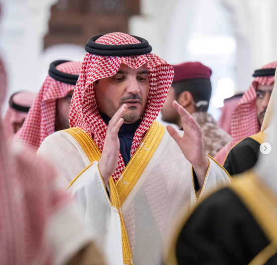 الأمير السعودي شقران بن سعود بن عبد العزيز آل سعود أثناء صلاة الجنازة على والده