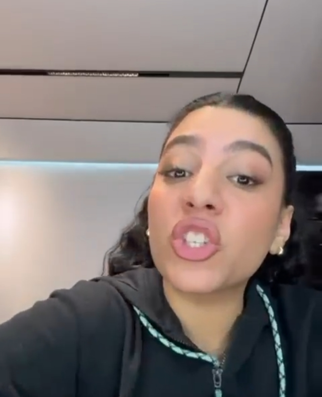 نجوم الفن والسوشيال ميديا يروجون لحفل الجمهور يغني