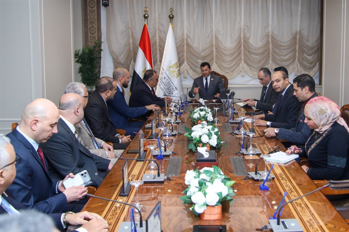 وزير الرياضة يجتمع باتحاد السلة