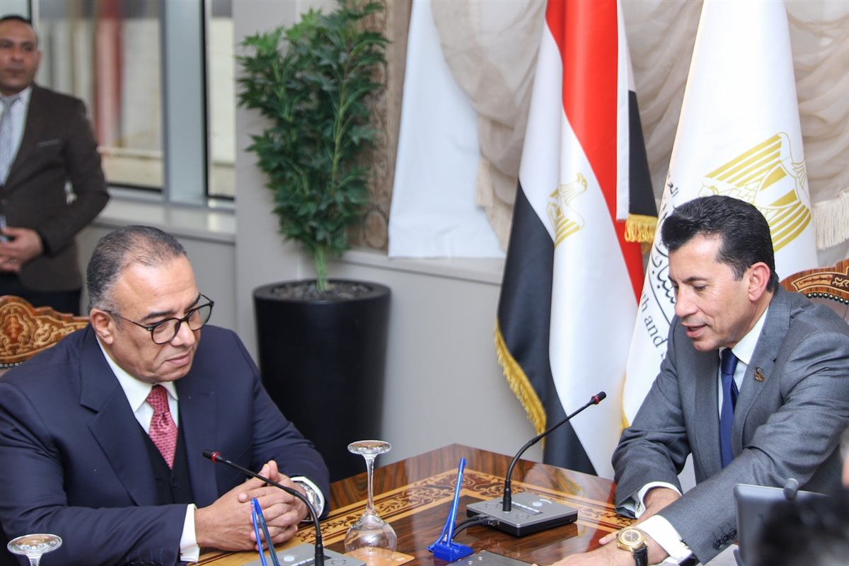 وزير الرياضة يجتمع باتحاد السلة