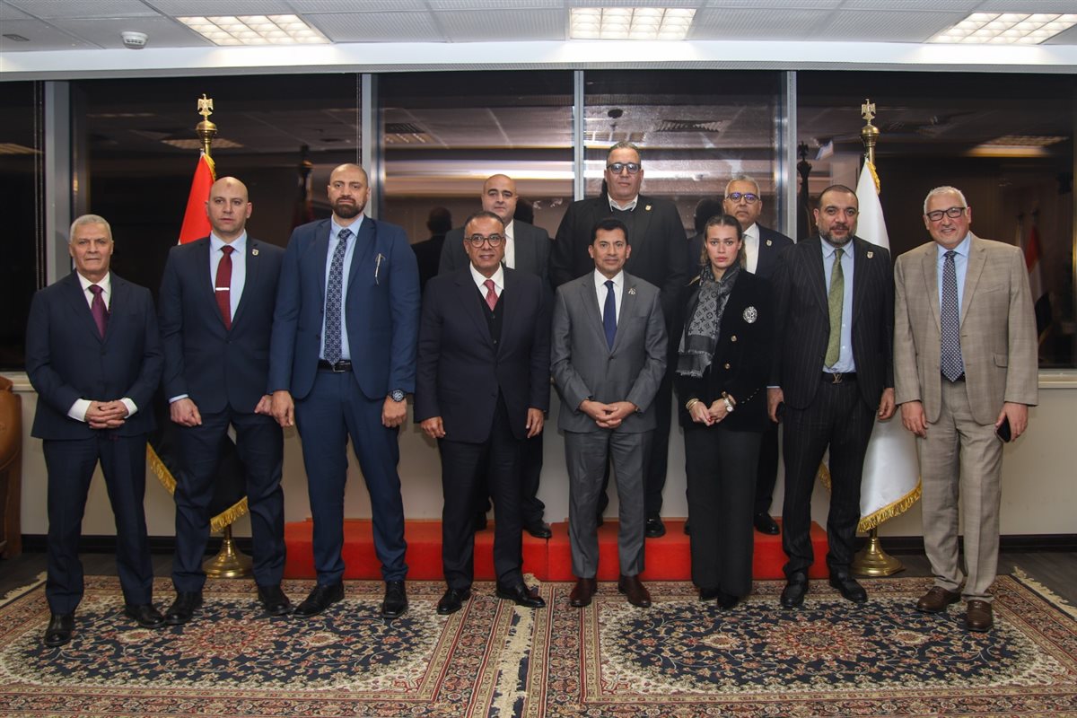 وزير الرياضة يجتمع باتحاد السلة