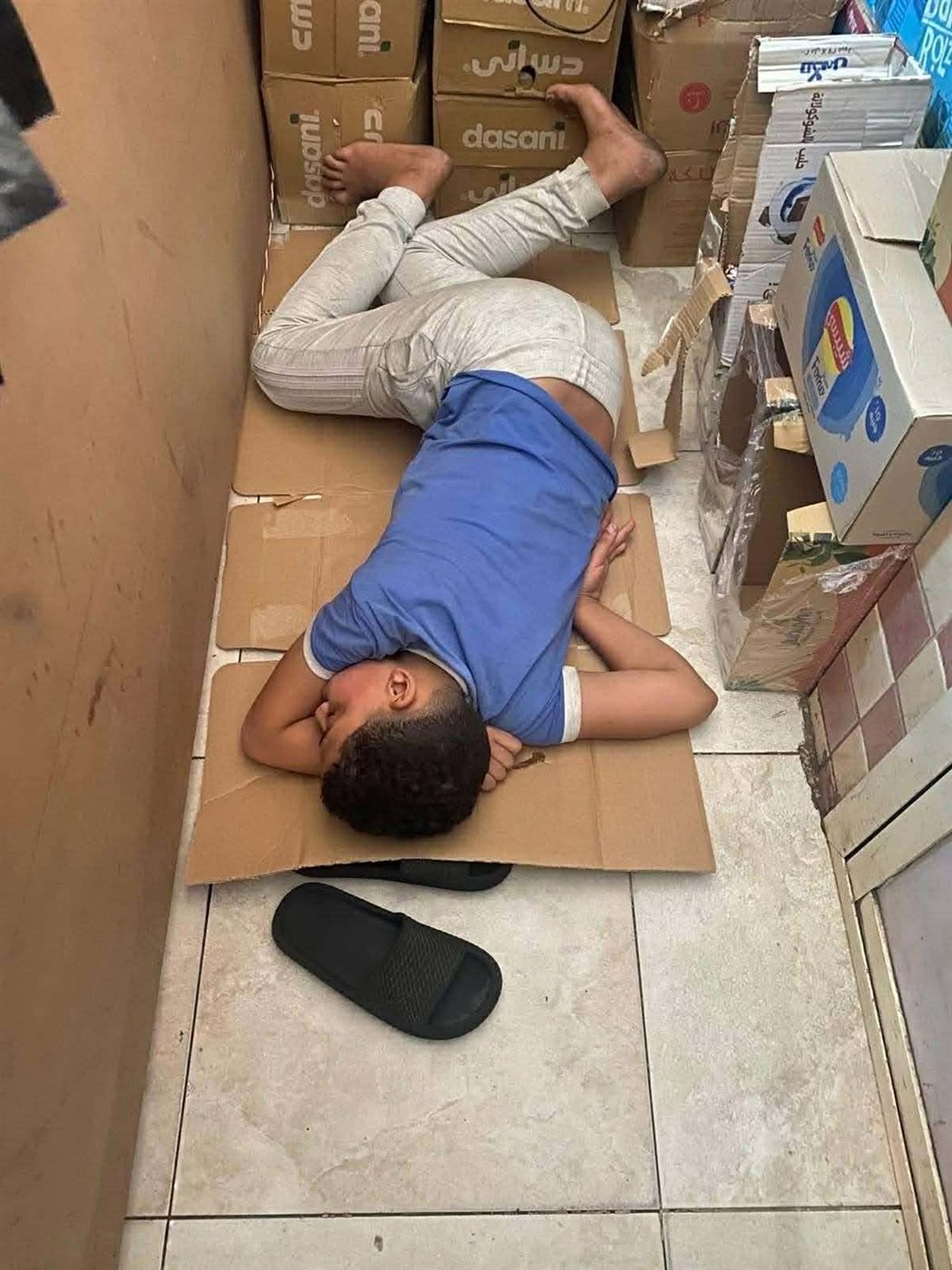 الطفل عمار داخل محل والده&nbsp;
