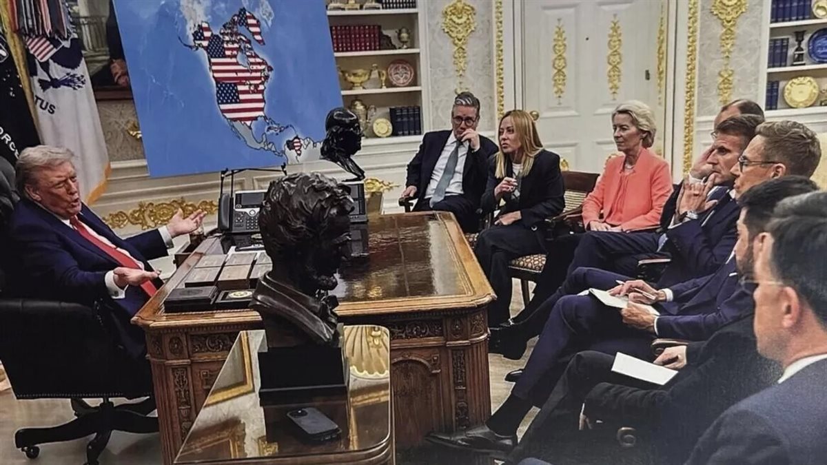 <strong>ترامب يعرض صورا لكندا وجرينلاند وفنزويلا بلون العلم الأمريكي</strong>