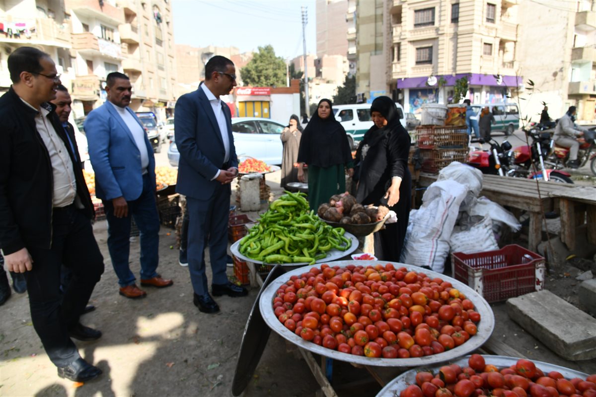 بجولة ميدانية.. محافظ الفيوم يتفقد محال بيع السلع الغذائية وسوق الخضار والفاكهة بالحادقة