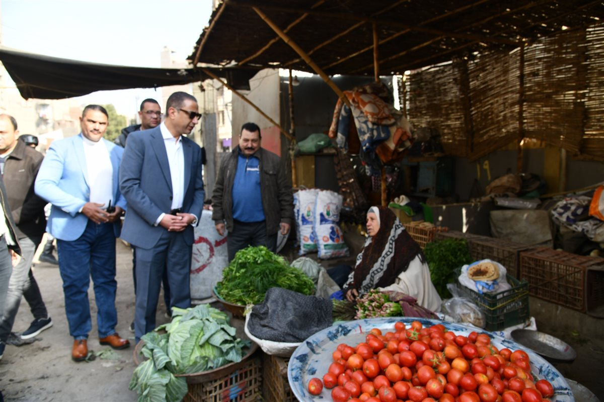 بجولة ميدانية.. محافظ الفيوم يتفقد محال بيع السلع الغذائية وسوق الخضار والفاكهة بالحادقة