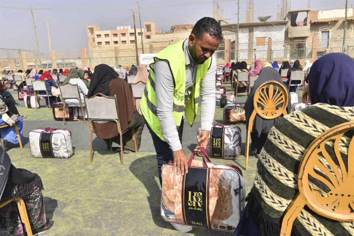 ضمن حملة ستر ودفا وإطعام... تنظيم إحتفالية جديدة لتوزيع 500 لحاف وبطانية بالفيوم