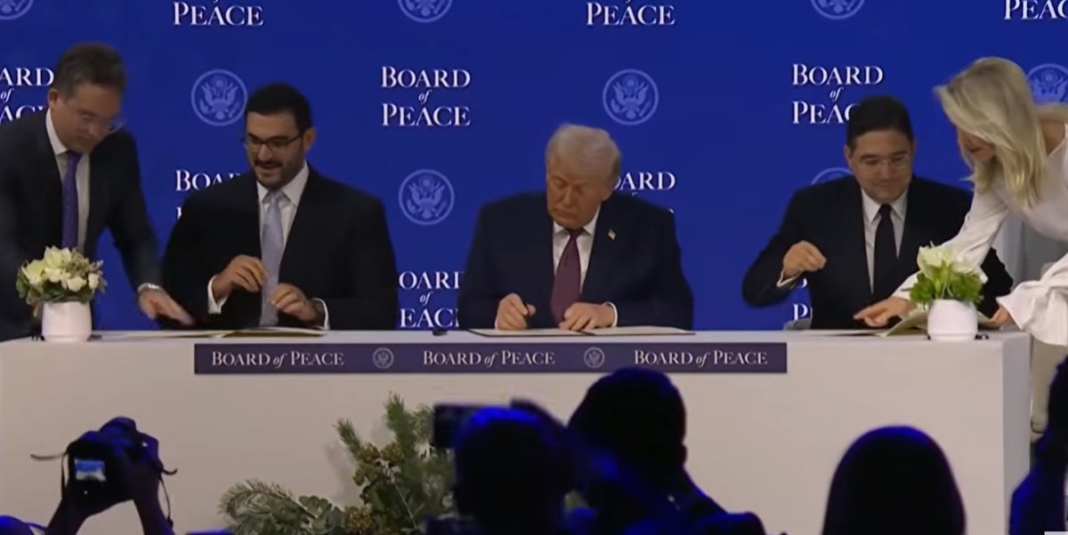 <strong>ترامب يوقع رسميًا ميثاق مجلس السلام الدولي بغزة</strong>