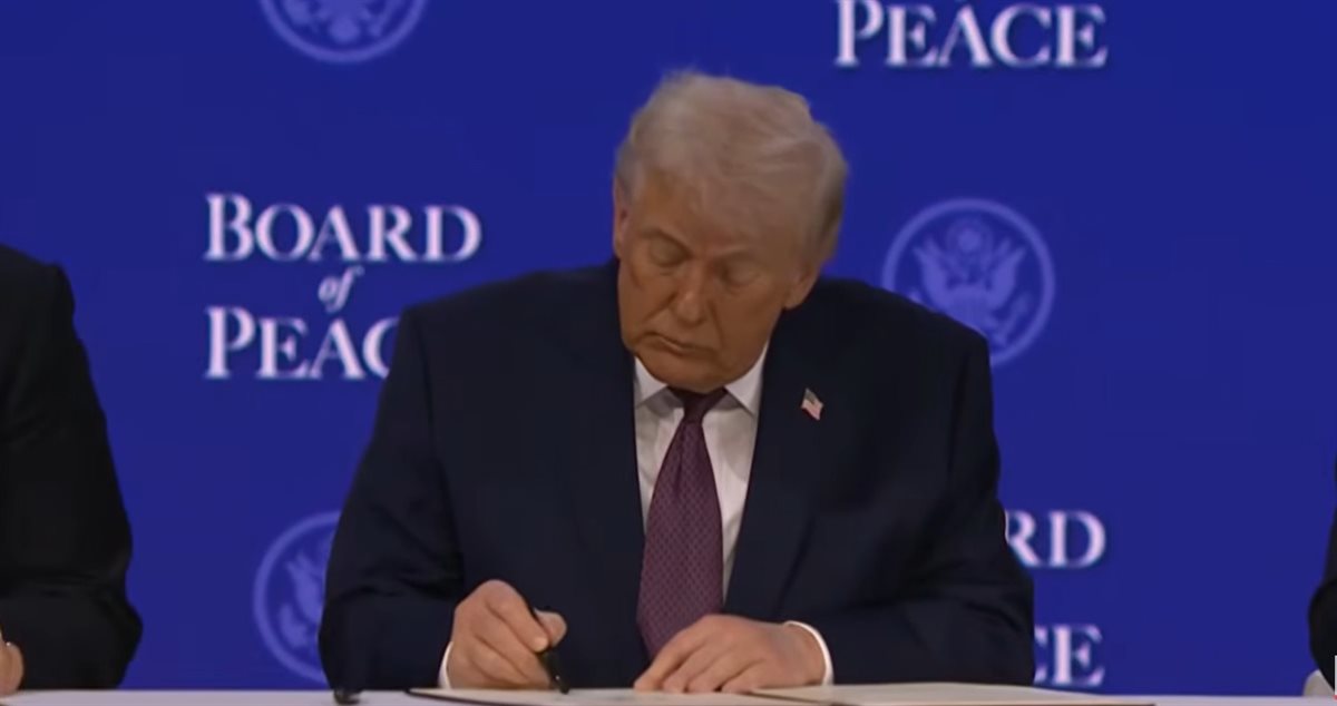 <strong>ترامب يوقع رسميًا ميثاق مجلس السلام الدولي بغزة</strong>