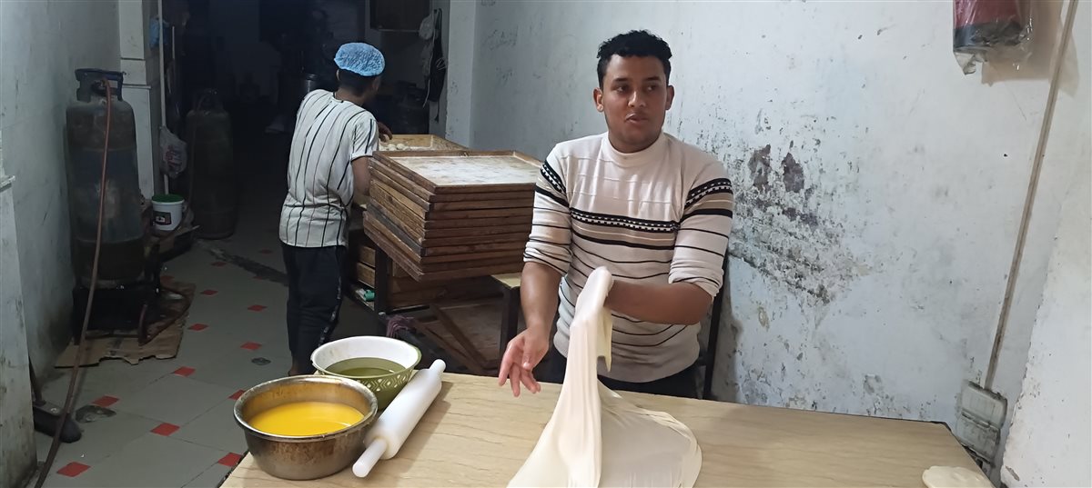 إيده تتلف في حرير.. شاب بحيراوي يبدع في صناعة الفطيربالفيوم