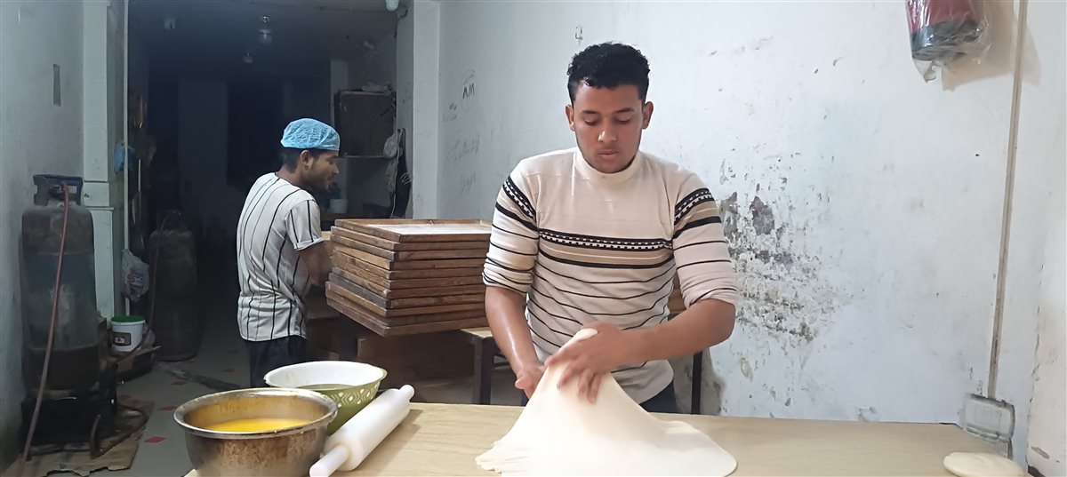 إيده تتلف في حرير.. شاب بحيراوي يبدع في صناعة الفطيربالفيوم
