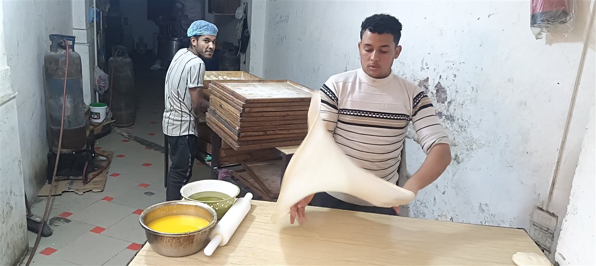 إيده تتلف في حرير.. شاب بحيراوي يبدع في صناعة الفطيربالفيوم