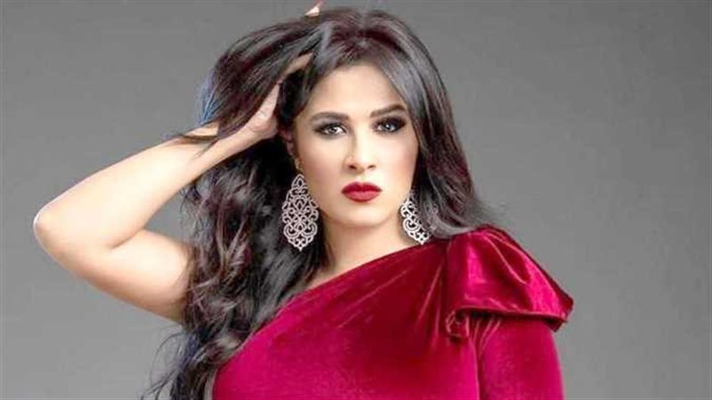 الفنانة ياسمين عبد العزيز