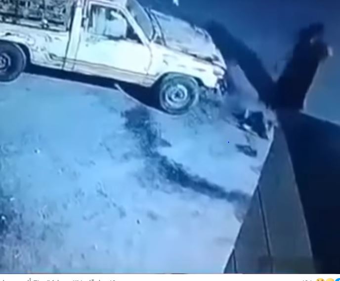 الأمن يفحص مقطعا لسيدة تعذب طفلا في الشارع