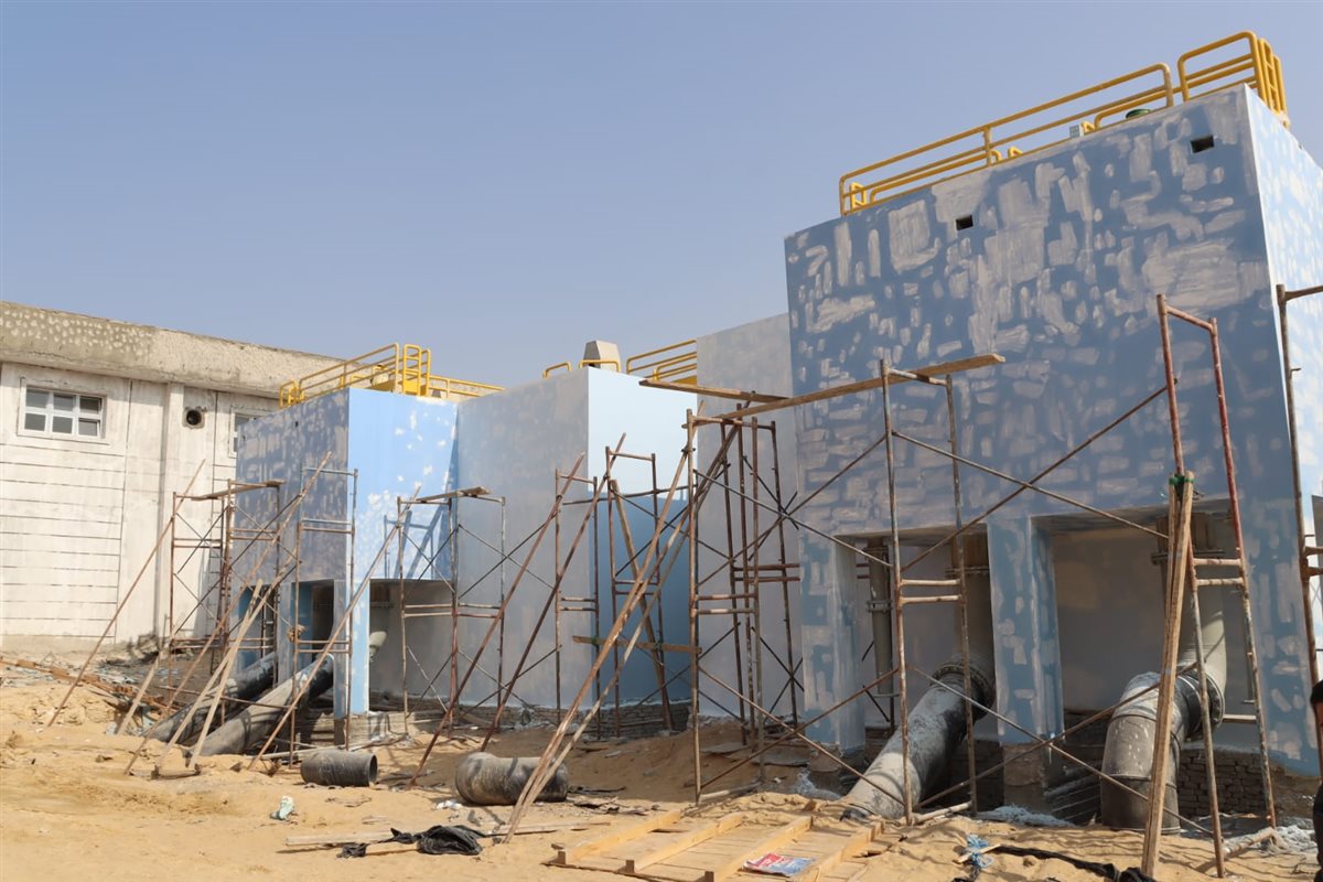 رئيس مياه الفيوم يتفقد أعمال إنشاء محطتي مياه الشرب بقحافة والعزب الجديدة ضمن مشروعات «حياة كريمة»