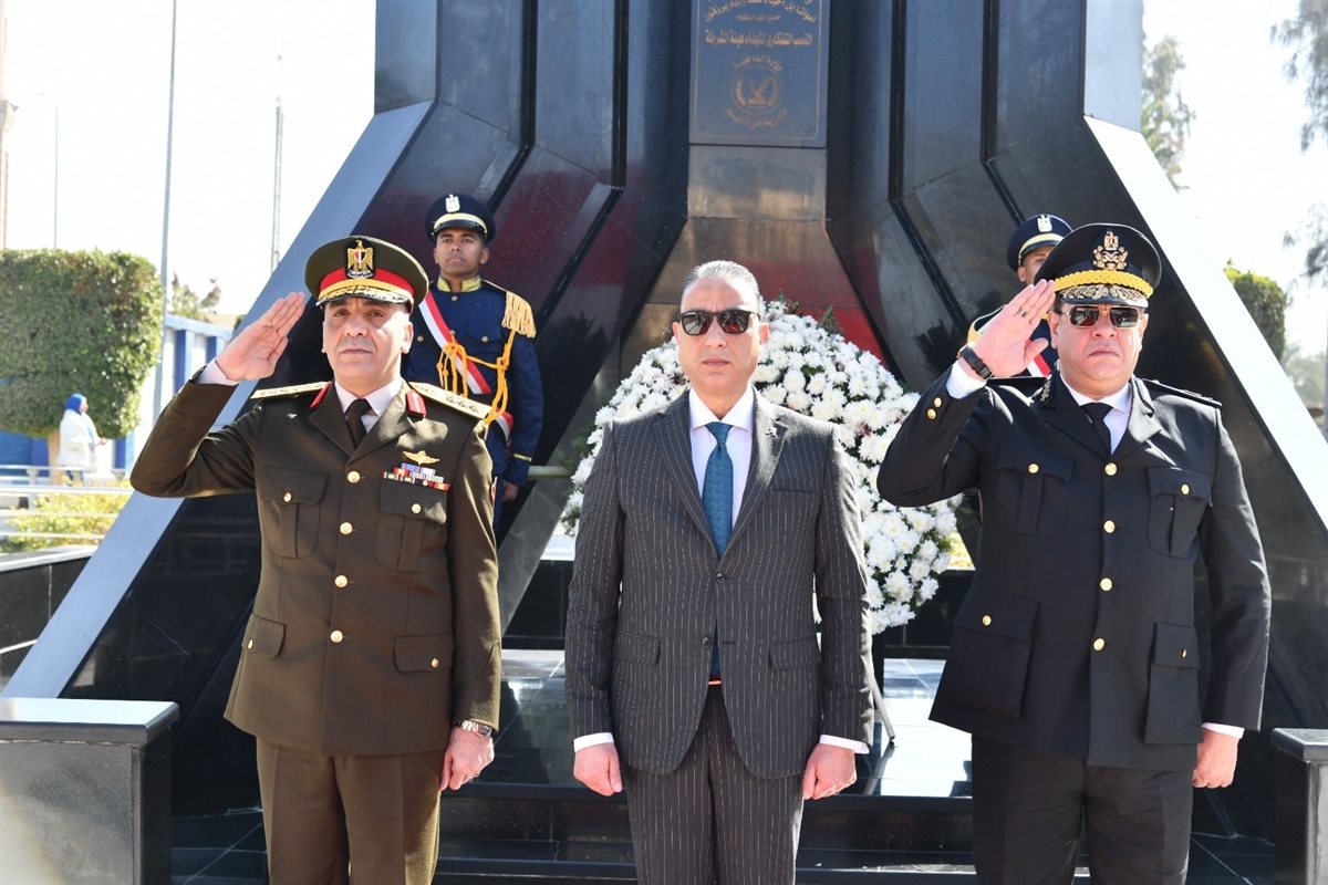 فى عيدهم الـ 74..محافظ الفيوم ومدير الأمن يضعان إكليلاً من الزهور على النصب التذكاري لشهداء الشرطة