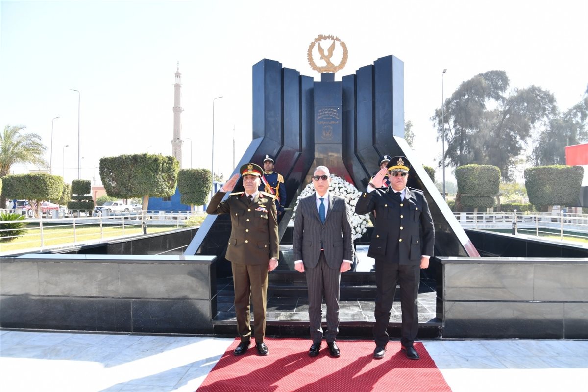 فى عيدهم الـ 74..محافظ الفيوم ومدير الأمن يضعان إكليلاً من الزهور على النصب التذكاري لشهداء الشرطة