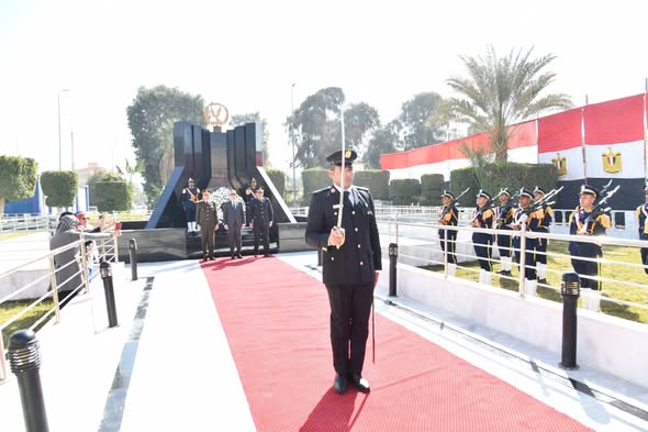فى عيدهم الـ 74..محافظ الفيوم ومدير الأمن يضعان إكليلاً من الزهور على النصب التذكاري لشهداء الشرطة
