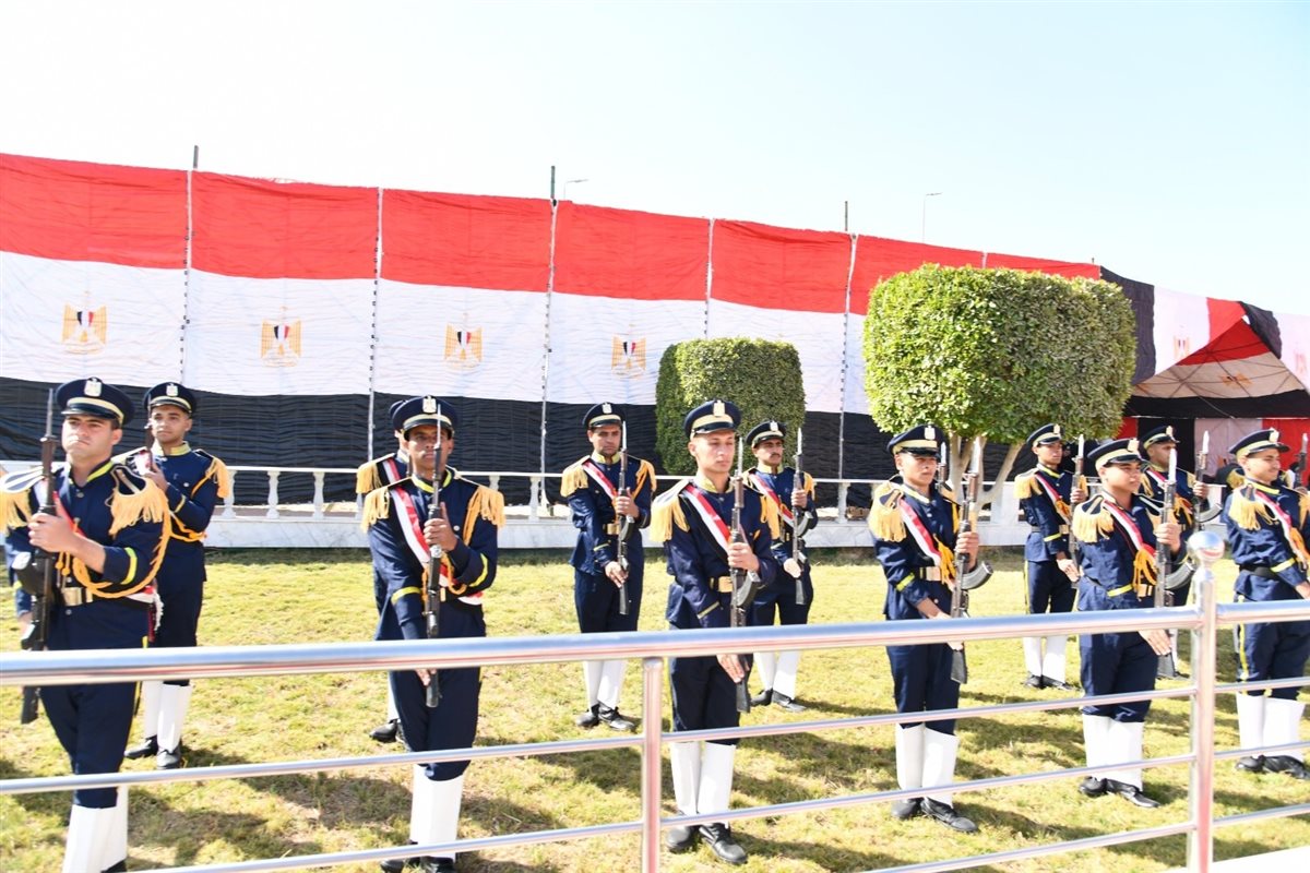 فى عيدهم الـ 74..محافظ الفيوم ومدير الأمن يضعان إكليلاً من الزهور على النصب التذكاري لشهداء الشرطة