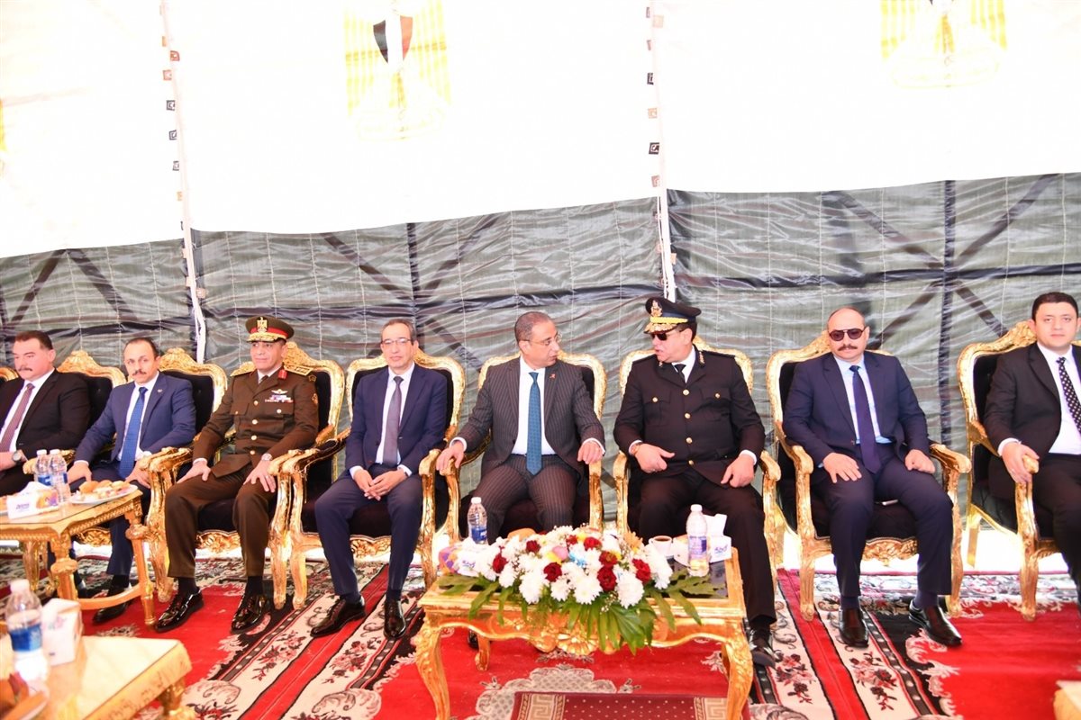 فى عيدهم الـ 74..محافظ الفيوم ومدير الأمن يضعان إكليلاً من الزهور على النصب التذكاري لشهداء الشرطة