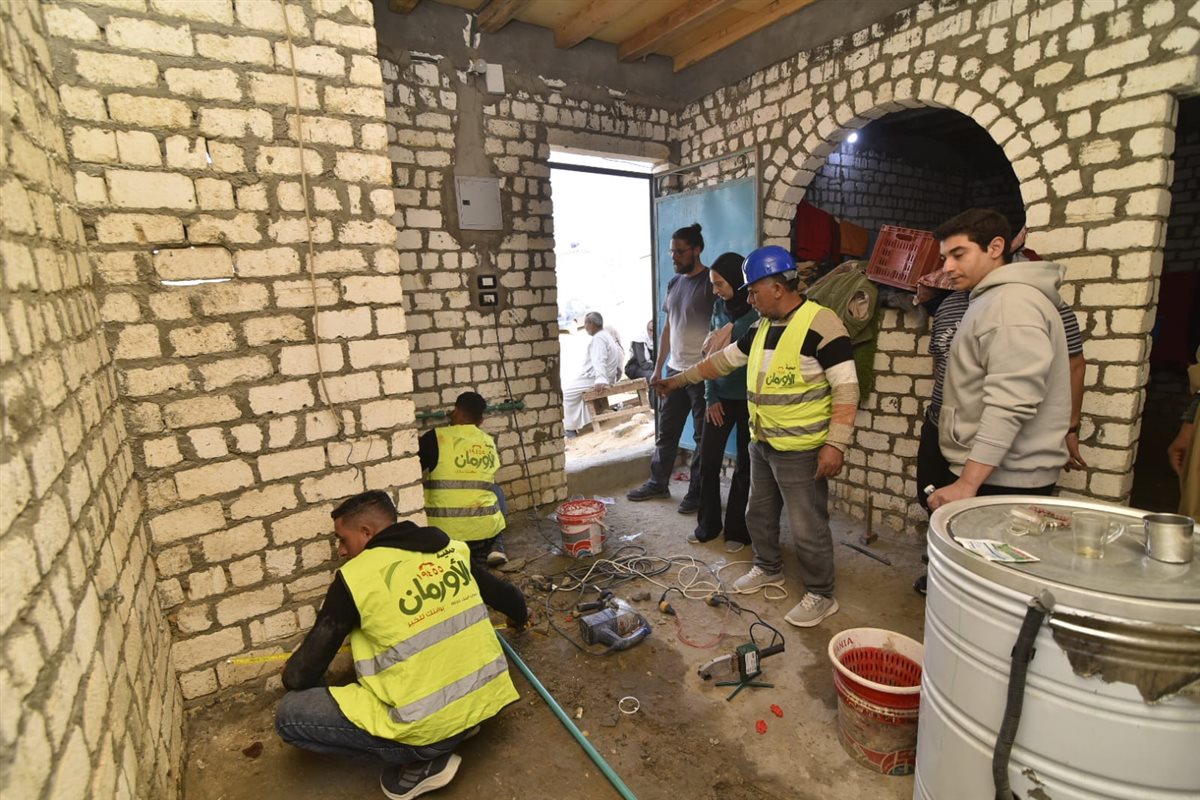 ما بين إعادة إعمار وتوصيل مياه وتوزيع بطاطين.. دعم متواصل ومستمر لأهالينا بالفيوم