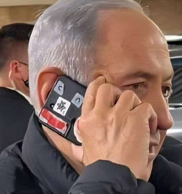 <strong>نتنياهو يغلق كاميرا هاتفه بشريط لاصق</strong>