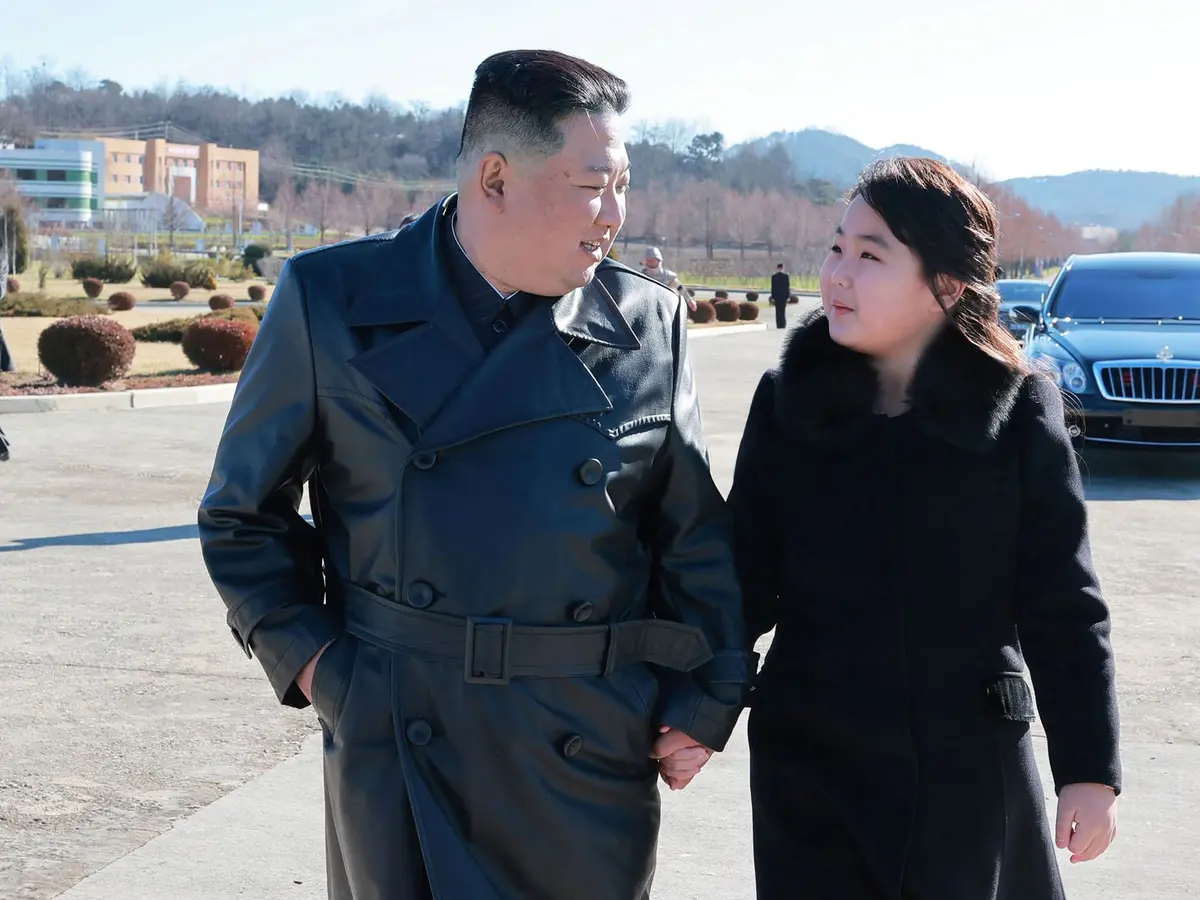 <strong>الزعيم الكوري الشمالي برفقة ابنته</strong>