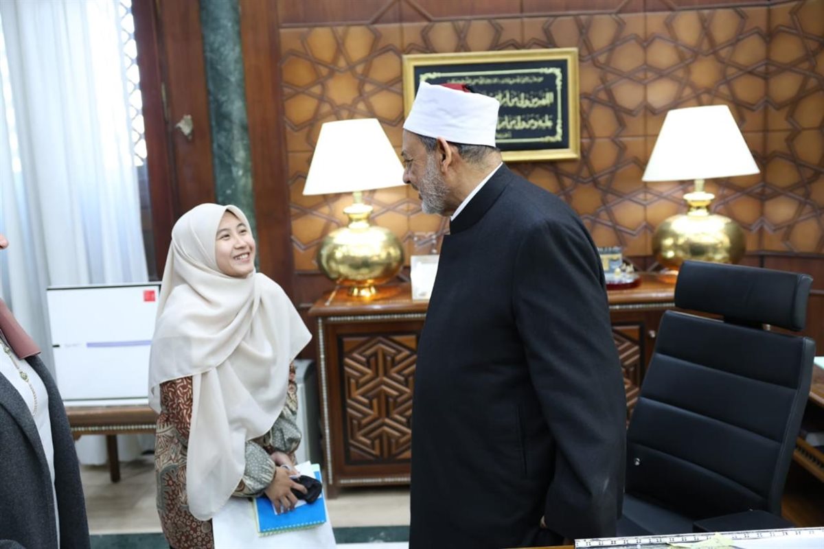 شيخ الأزهر والطالبة الإندونيسية&nbsp;