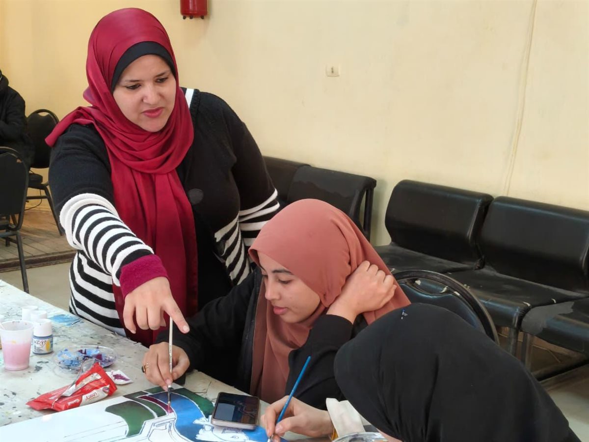 «مقتطفات حرفية» بثقافة الفيوم تواصل إبداعها لليوم الثالث وتدخل مرحلة التلوين على البورسلين