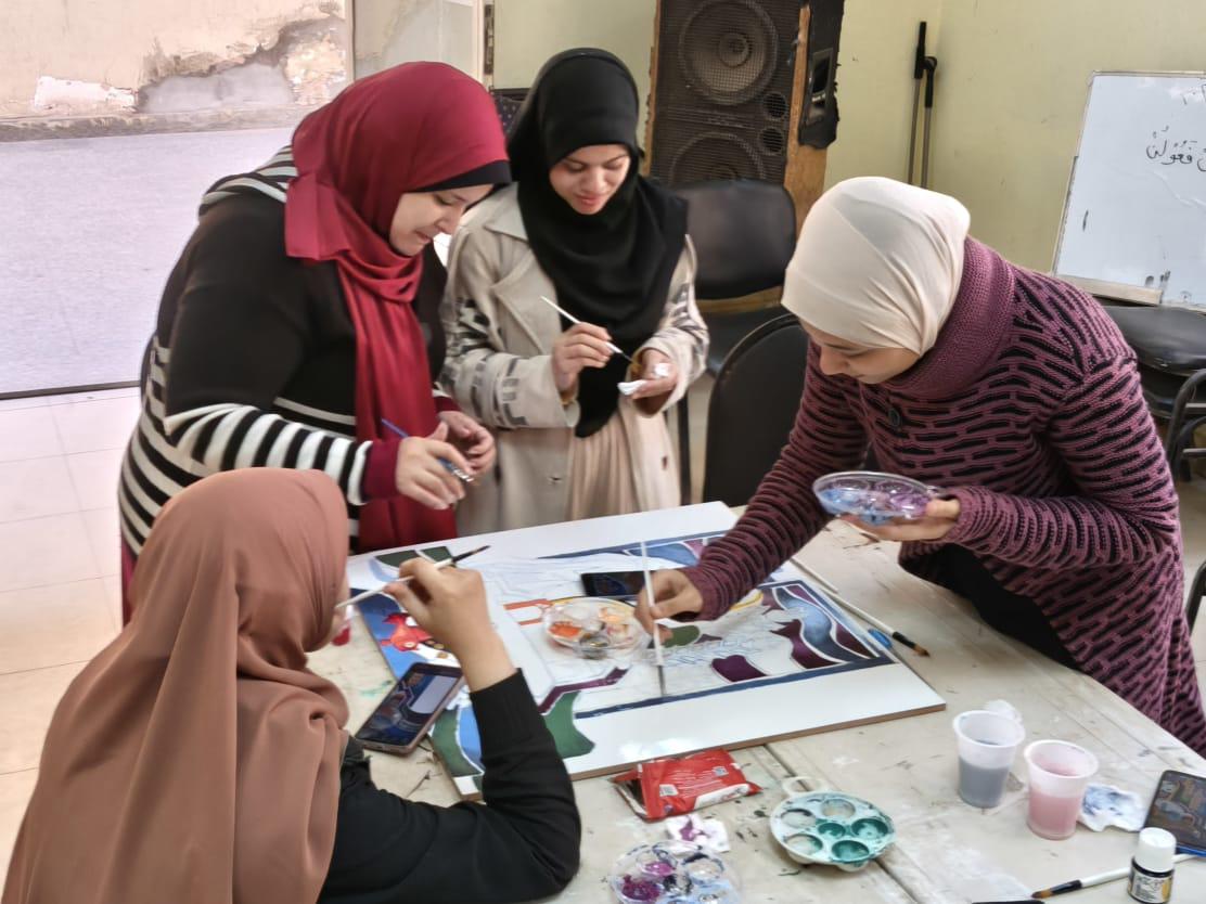 «مقتطفات حرفية» بثقافة الفيوم تواصل إبداعها لليوم الثالث وتدخل مرحلة التلوين على البورسلين