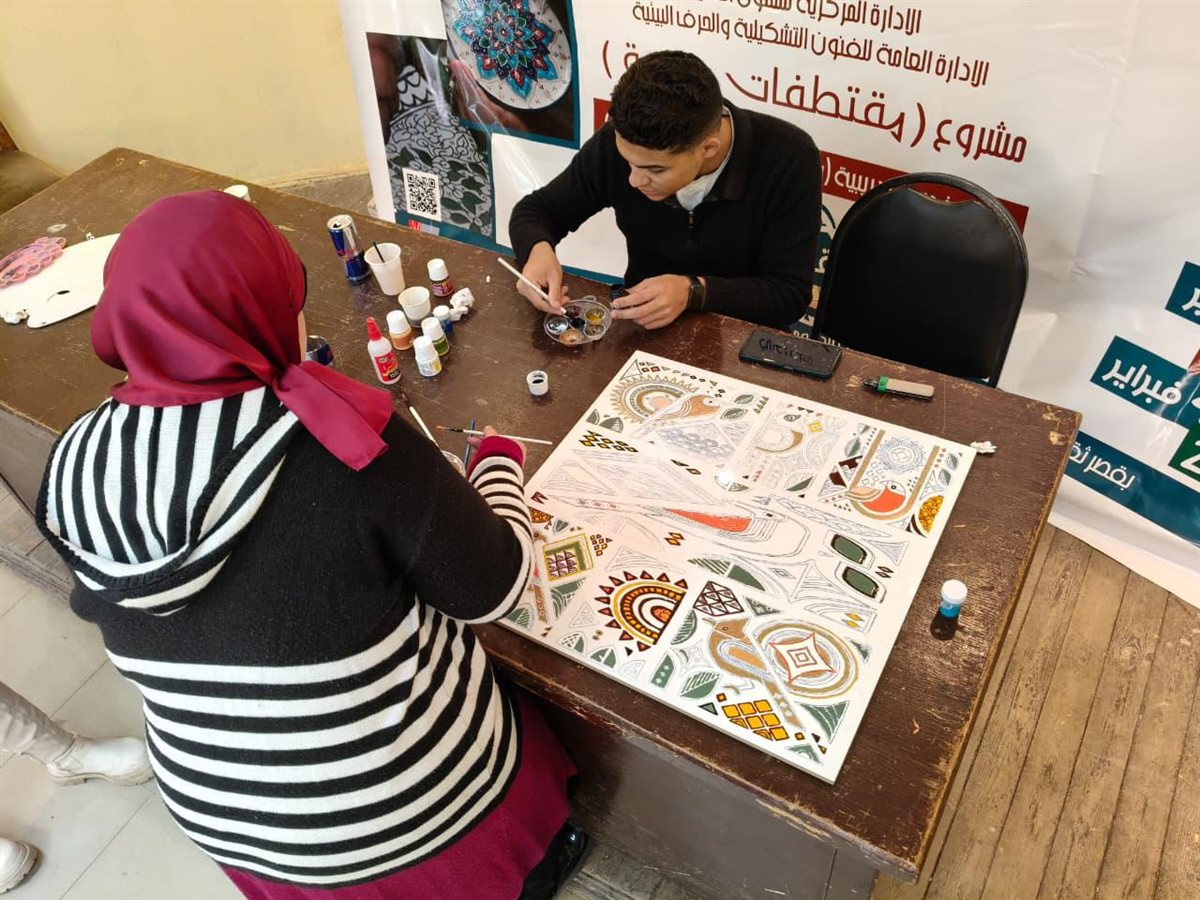 «مقتطفات حرفية» بثقافة الفيوم تواصل إبداعها لليوم الثالث وتدخل مرحلة التلوين على البورسلين