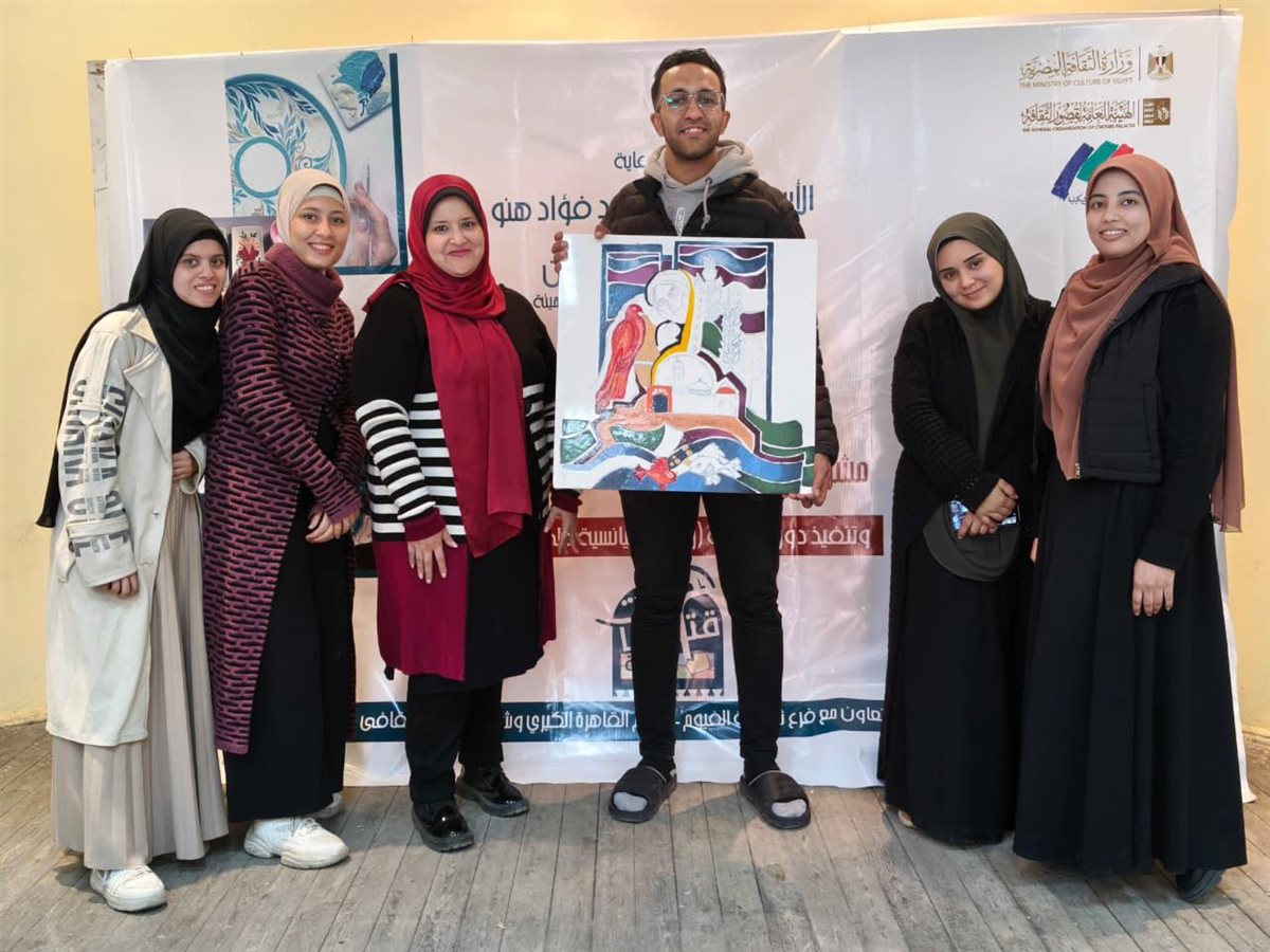 «مقتطفات حرفية» بثقافة الفيوم تواصل إبداعها لليوم الثالث وتدخل مرحلة التلوين على البورسلين